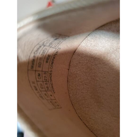 Vionic Women's Gold Loafers - Size 6.5 BD-118-2002 - New Never Worn - Picture 6 of 6